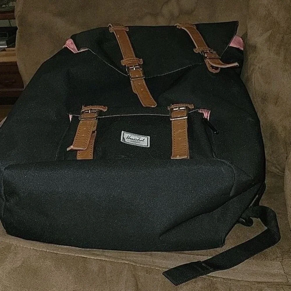 HerscheL LIL AMERICAN Backpack Drawstring Flap Buckle Black Casual Travel Daypac